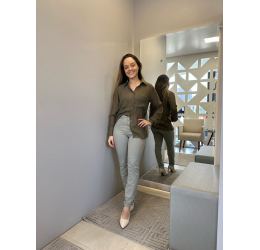 CAMISA MANGA LONGA COM BOLSOS VERDE OLIVA FATO BÁSICO
