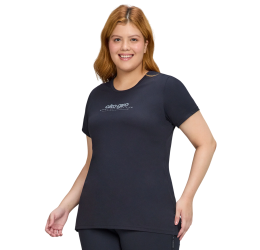 T-SHIRT FITNESS PLUS SIZE ESTAMPADA COM FENDA PRETO - ALTO GIRO
