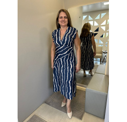 VESTIDO MIDI DECOTE V LISTRAS MARINHO/OFF - FATO BÁSICO 